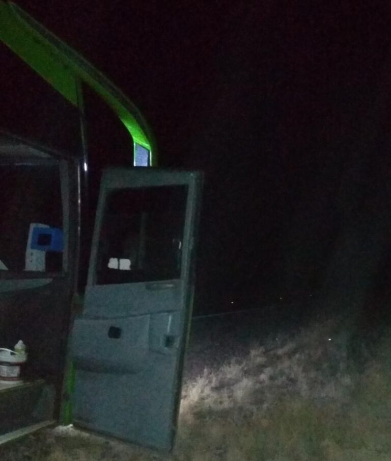 Se rompió el colectivo pasando la rotonda del Puerto de SAE y quedaron varados hasta el otro día