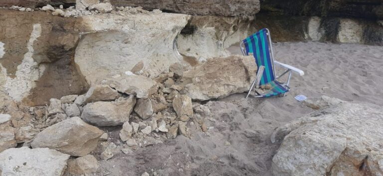 Desprendimiento del acantilado en Las Grutas: una familia se salvó de milagro