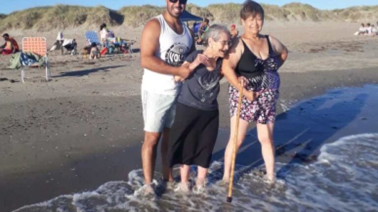 Tiene 100 años y cumplió su sueño de conocer el mar en Las Grutas