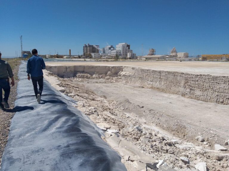 Ambiente inspecciono ALPAT y mostró que avanzan con un reservorio de contingencias en la planta