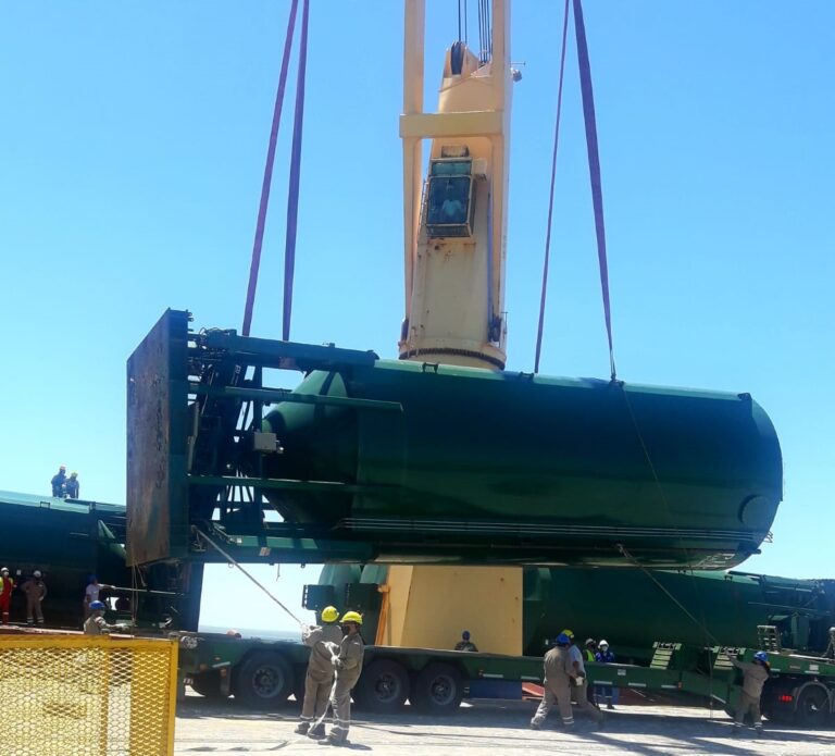 En el Puerto de SAE desembarcaron silos y trailers para arena destinada a Vaca Muerta