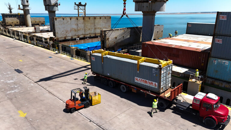 VMOS: llegó el cargamento de módulos y contenedores para el obrador VMOS: llegó el cargamento de módulos y contenedores para el obrador