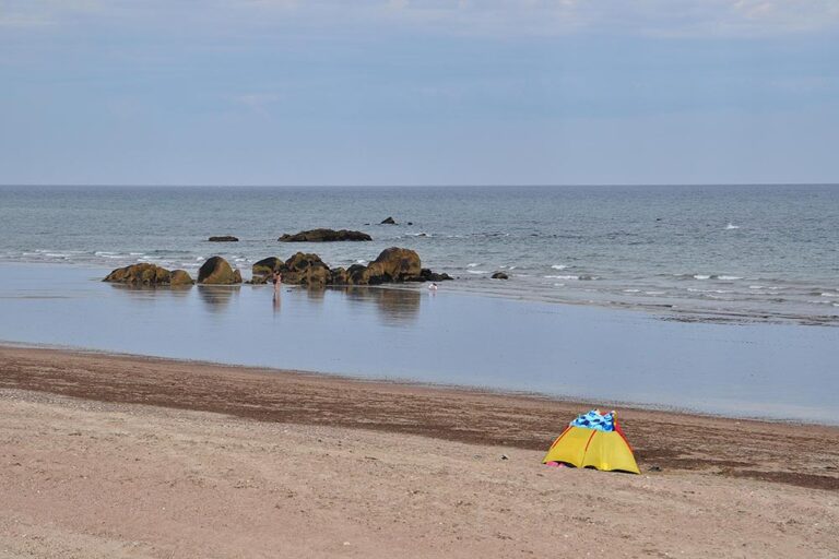 Descubrí las playas cerca de Las Grutas: una guía para escapar de las multitudes