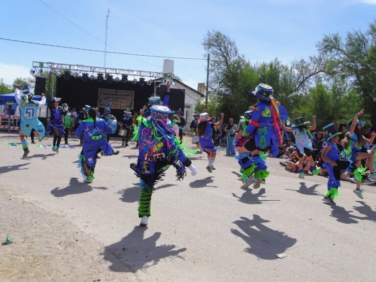 Color y contención social: la murga que convoca a toda la familia en San Antonio Oeste Color y contención social: la murga que convoca a toda la familia en San Antonio Oeste