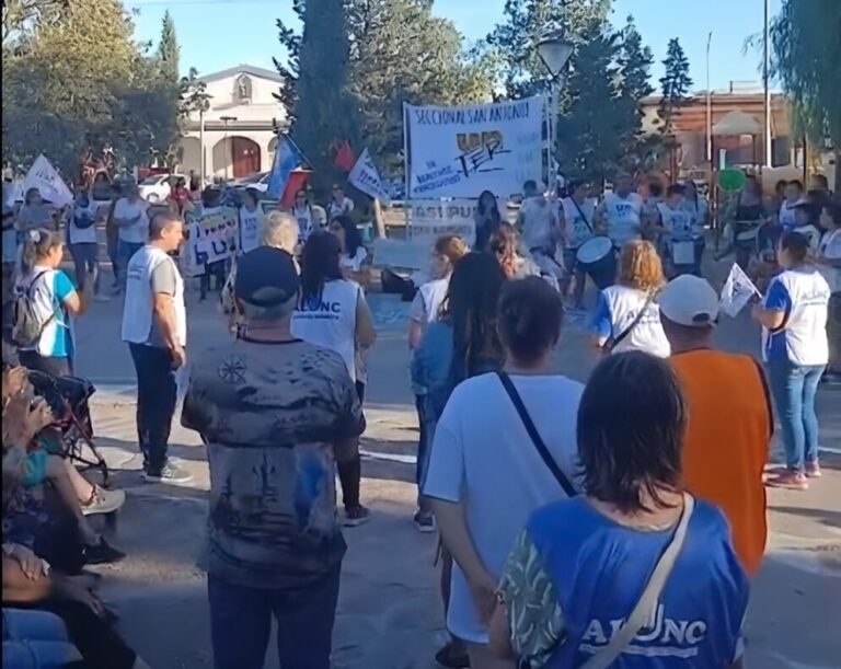 En San Antonio Oeste se movilizaron contra la Reforma Laboral y cuestionaron a dirigentes provinciales y nacionales En San Antonio Oeste se movilizaron contra la Reforma Laboral y cuestionaron a dirigentes provinciales y nacionales