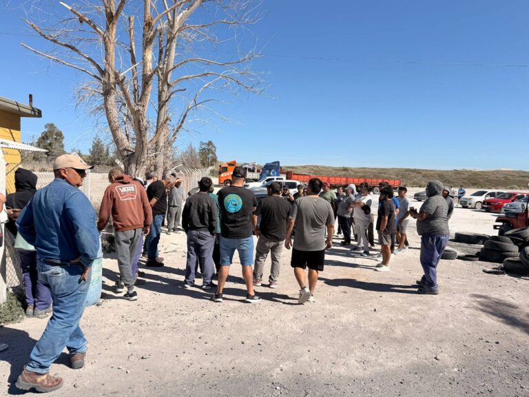 Trabajadores de ALPAT profundizaron su reclamo y denuncian atrasos salariales, despidos y falta de condiciones laborales Trabajadores de ALPAT profundizaron su reclamo y denuncian atrasos salariales, despidos y falta de condiciones laborales