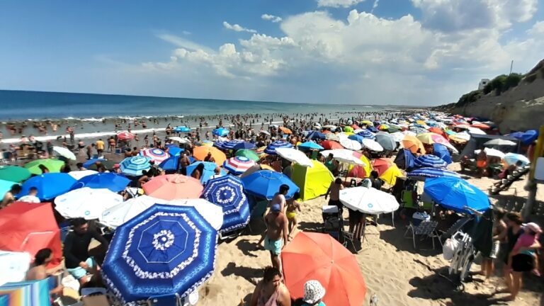 Los turistas colman Las Grutas y disfrutan este feriado de carnaval Los turistas colman Las Grutas y disfrutan este feriado de carnaval