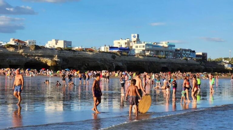 Comerciantes de Las Grutas se preparan con optimismo para la temporada estival, pese a los aumentos de costos Comerciantes de Las Grutas se preparan con optimismo para la temporada estival, pese a los aumentos de costos