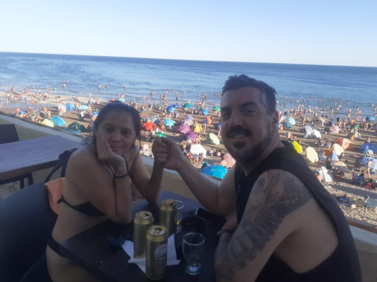 Las Grutas, escenario de una historia de amor nacida en la amistad Las Grutas, escenario de una historia de amor nacida en la amistad