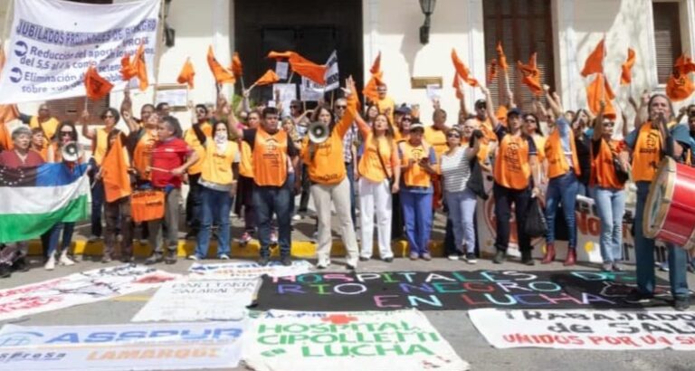 Salud pública en alerta: movilización y paro nacional en rechazo a la reforma laboral Salud pública en alerta: movilización y paro nacional en rechazo a la reforma laboral