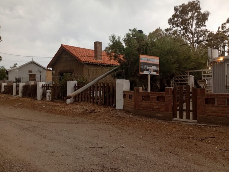 Caída de postes reaviva reclamos del municipio a Telefónica en San Antonio Oeste Caída de postes reaviva reclamos del municipio a Telefónica en San Antonio Oeste