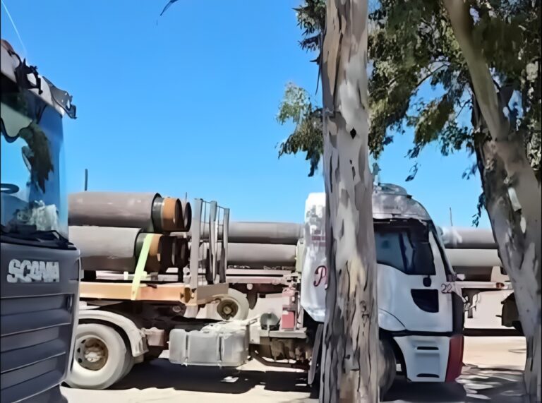 Camioneros de Río Negro frenaron el transporte de caños para la obra del VMOS en la costa rionegrina Camioneros de Río Negro frenaron el transporte de caños para la obra del VMOS en la costa rionegrina