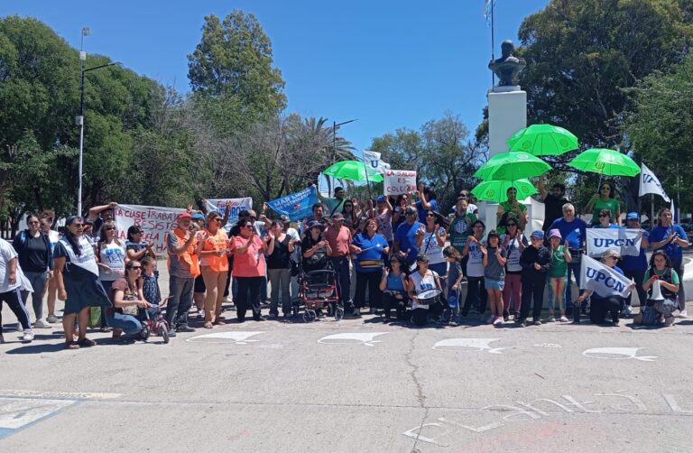 Gremios y fuerzas políticas se manifestaron en San Antonio Oeste contra la reforma laboral Gremios y fuerzas políticas se manifestaron en San Antonio Oeste contra la reforma laboral