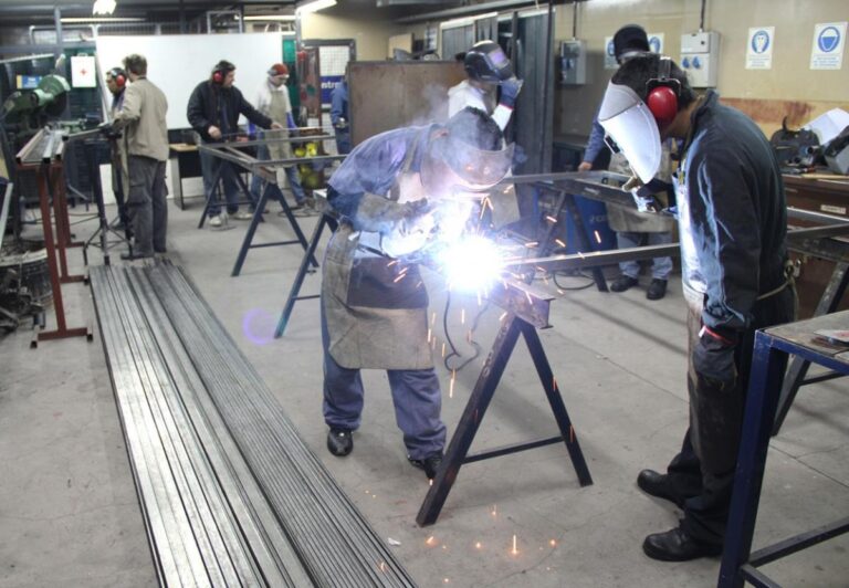 Más mujeres se capacitan en oficios y recibieron sus certificados en soldadura en San Antonio Oeste Más mujeres se capacitan en oficios y recibieron sus certificados en soldadura en San Antonio Oeste