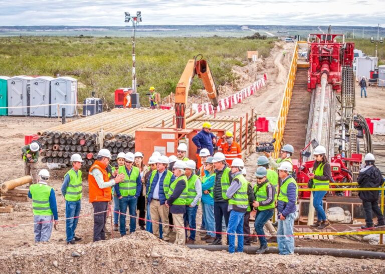 VMOS concretó el cruce del río Negro VMOS concretó el cruce del río Negro
