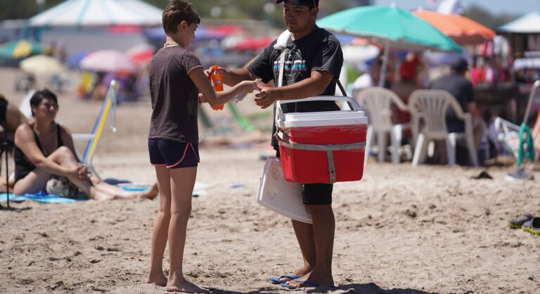Fijaron poco más de 200 habilitaciones para vendedores ambulantes en las playas del ejido sanantoniense Fijaron poco más de 200 habilitaciones para vendedores ambulantes en las playas del ejido sanantoniense