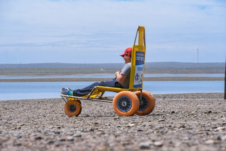 Inclusión en la costa: sillas anfibias facilitan el acceso al mar en San Antonio Oeste y Las Grutas Inclusión en la costa: sillas anfibias facilitan el acceso al mar en San Antonio Oeste y Las Grutas