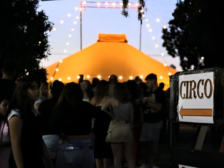 Un circo en la peatonal: Las Grutas se llena de arte y espectáculos durante todo el verano Un circo en la peatonal: Las Grutas se llena de arte y espectáculos durante todo el verano