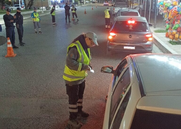 Operativos conjuntos detectaron numerosos conductores alcoholizados en Las Grutas Operativos conjuntos detectaron numerosos conductores alcoholizados en Las Grutas