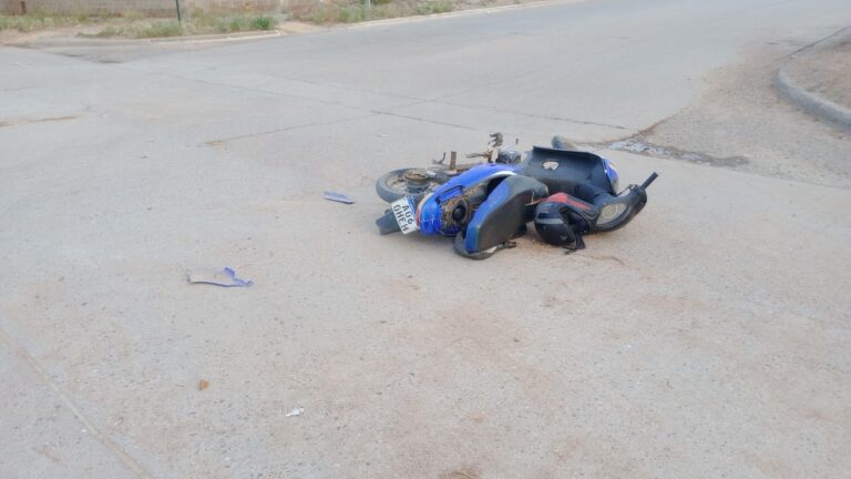 Moto y auto chocaron en la tarde de hoy en San Antonio Oeste