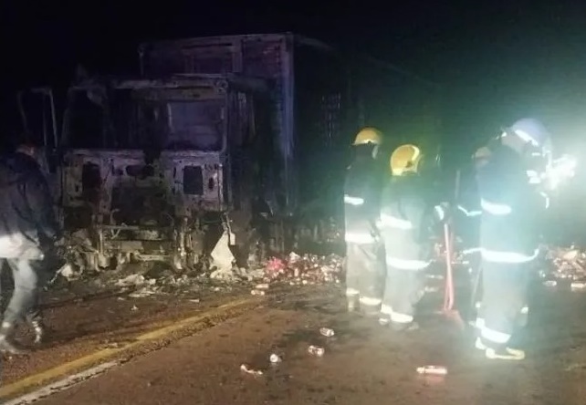 Un camión quedó hecho cenizas en la Ruta Nac. 3 y generó un corte total durante horas