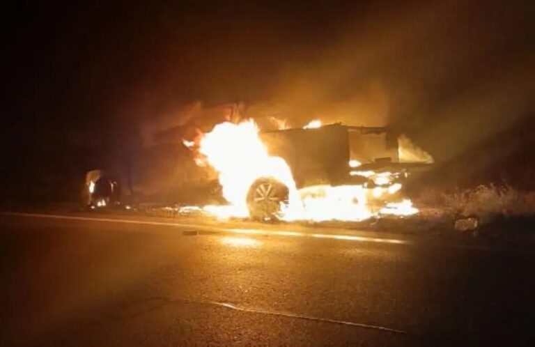 El fuego devoró una Amarok en la Ruta Nacional 251