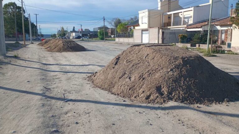 Denuncian traslado de suelos contaminados hacia zona urbana