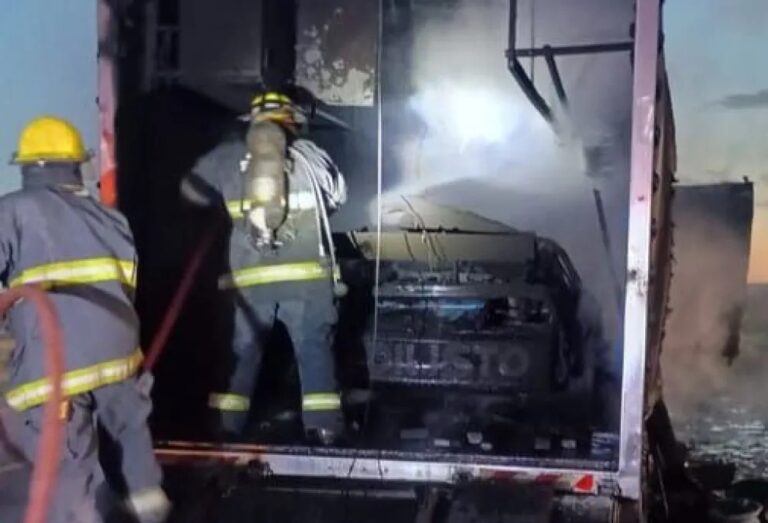 Un incendio destruyó un auto de TC cerca de Sierra Grande Un incendio destruyó un auto de TC cerca de Sierra Grande