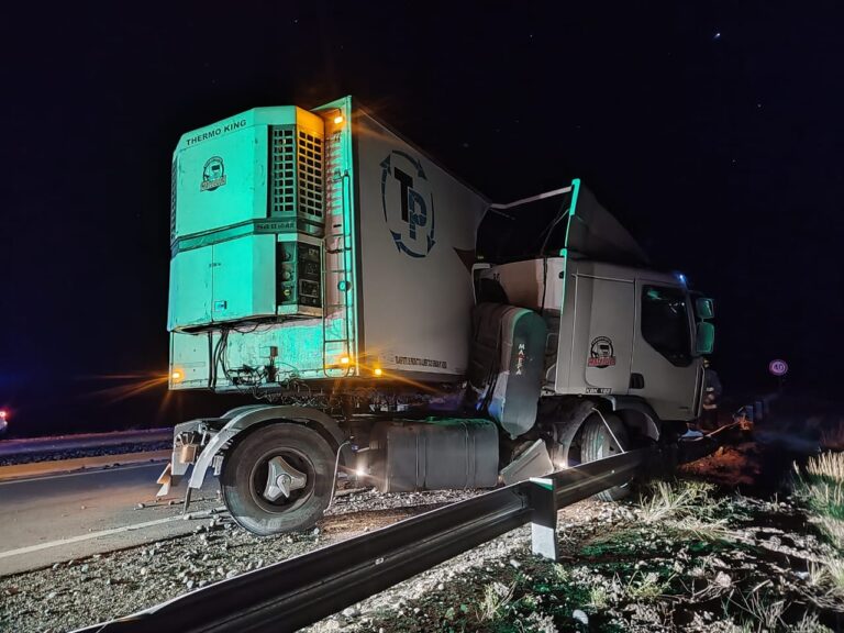 Un camión despistó en la Ruta Provincial N° 2 a la altura de la Salina del Gualicho Un camión despistó en la Ruta Provincial N° 2 a la altura de la Salina del Gualicho