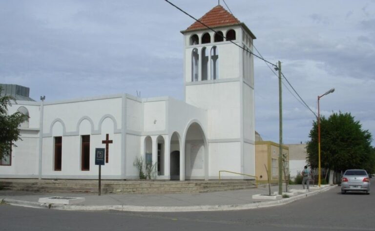 Robaron cables y un micrófono de la parroquia en Sierra Grande Robaron cables y un micrófono de la parroquia en Sierra Grande