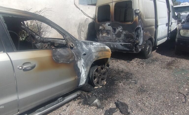 Incendio de vehículos en San Antonio Oeste: dos rodados afectados y un bombero hospitalizado por inhalación de humo Incendio de vehículos en San Antonio Oeste: dos rodados afectados y un bombero hospitalizado por inhalación de humo