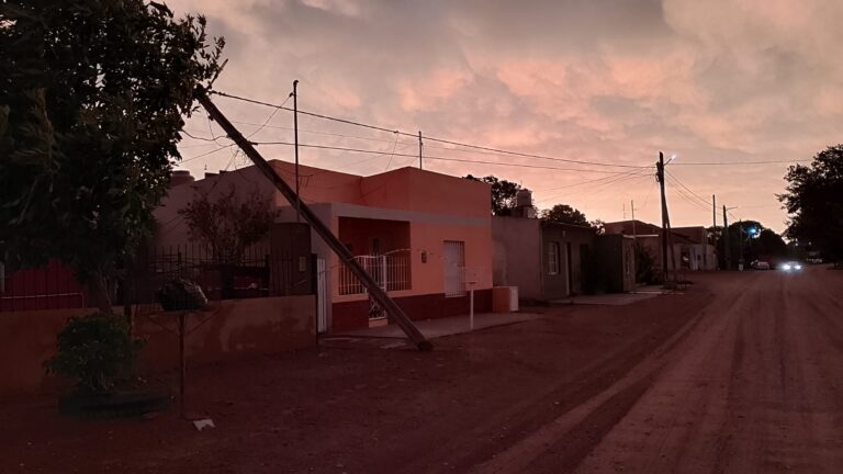 Fuertes ráfagas de viento provocaron múltiples intervenciones de Bomberos en San Antonio Oeste Fuertes ráfagas de viento provocaron múltiples intervenciones de Bomberos en San Antonio Oeste