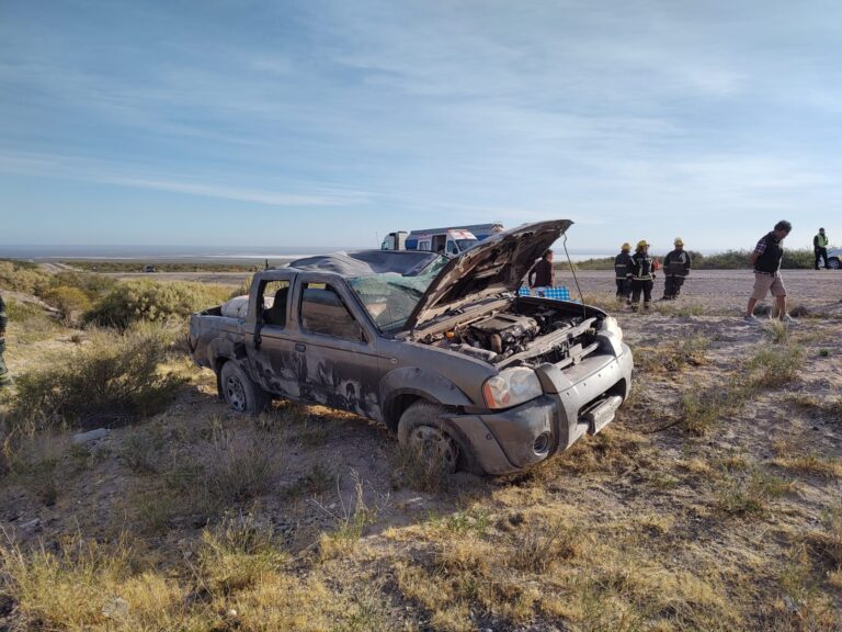 Vuelco vehicular en la Ruta Provincial N.º 2: dos personas fueron trasladadas al hospital con lesiones leves Vuelco vehicular en la Ruta Provincial N.º 2: dos personas fueron trasladadas al hospital con lesiones leves