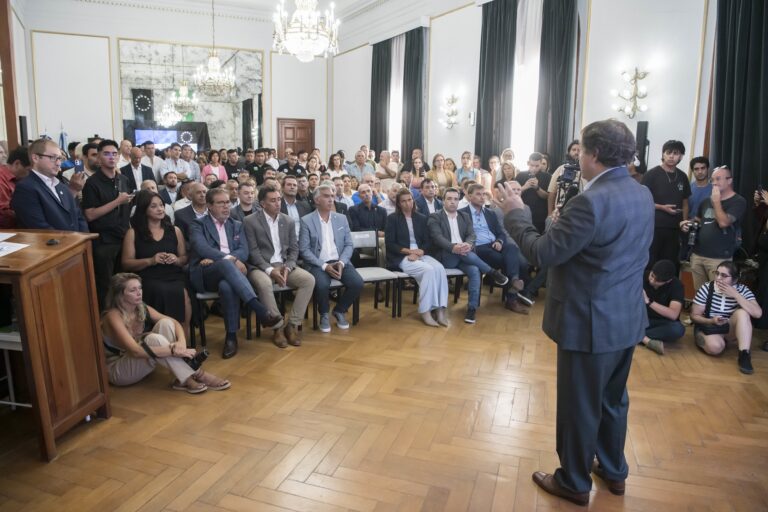 Weretilneck presentó el acuerdo con YPF por Argentina GNL en Río Negro Weretilneck presentó el acuerdo con YPF por Argentina GNL en Río Negro