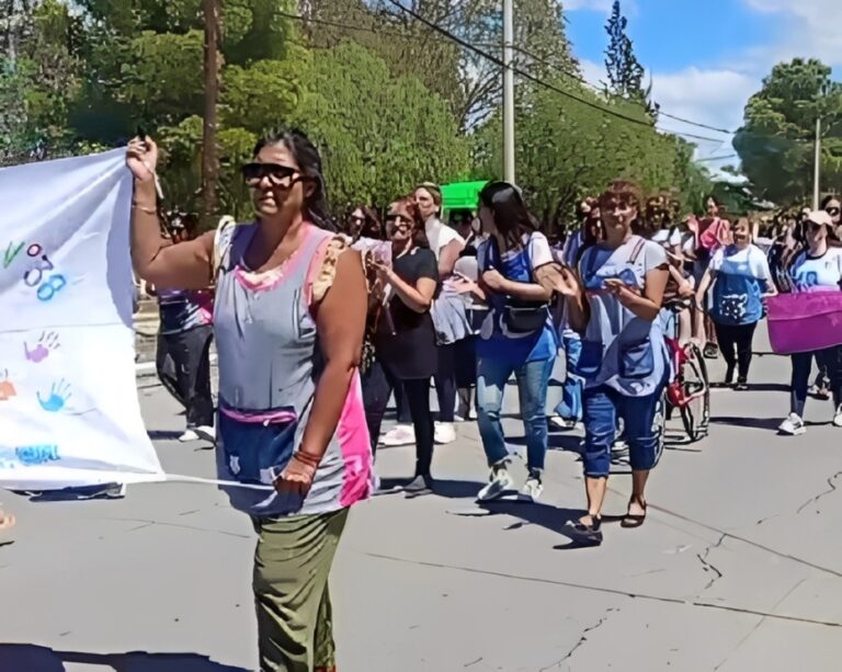 Unter se manifestó en San Antonio Oeste contra el cierre de cargos y salas en jardines de infantes Unter se manifestó en San Antonio Oeste contra el cierre de cargos y salas en jardines de infantes