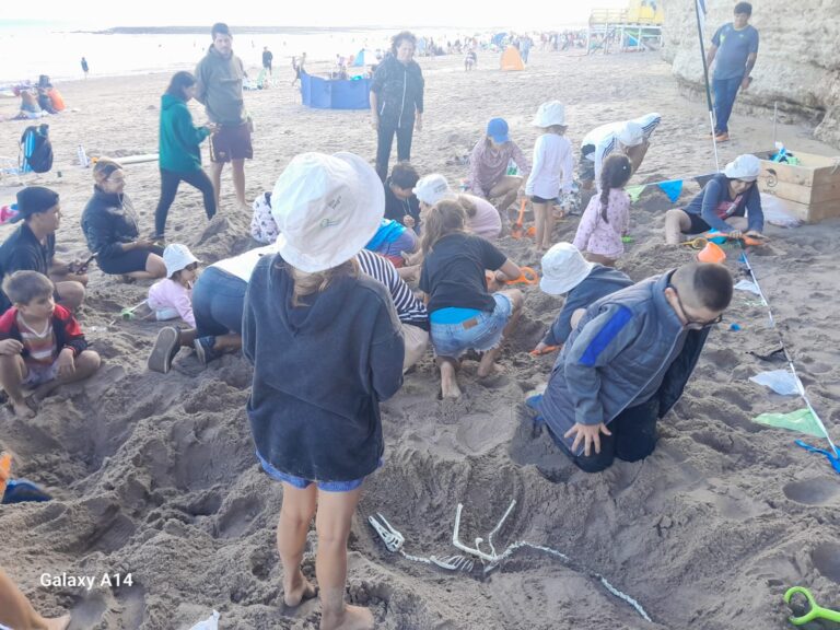 “Paleontólogos en la Arena”: una propuesta educativa convocó a descubrir fósiles jugando en Las Grutas “Paleontólogos en la Arena”: una propuesta educativa convocó a descubrir fósiles jugando en Las Grutas