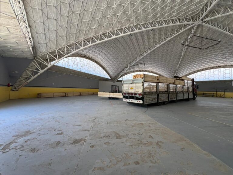 Iniciarán la obra del nuevo piso de parqué en el Polideportivo de Las Grutas y proyectan inaugurarlo en marzo Iniciarán la obra del nuevo piso de parqué en el Polideportivo de Las Grutas y proyectan inaugurarlo en marzo