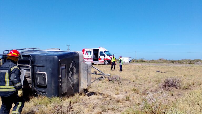 Vuelco de una casilla rodante en la Ruta Nacional 3 cerca de San Antonio Oeste Vuelco de una casilla rodante en la Ruta Nacional 3 cerca de San Antonio Oeste