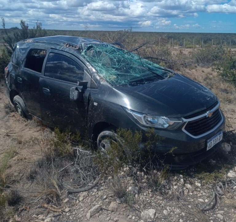 Siniestro vial en la Ruta Provincial 2: una mujer quedó atrapada tras el vuelco de un vehículo Siniestro vial en la Ruta Provincial 2: una mujer quedó atrapada tras el vuelco de un vehículo