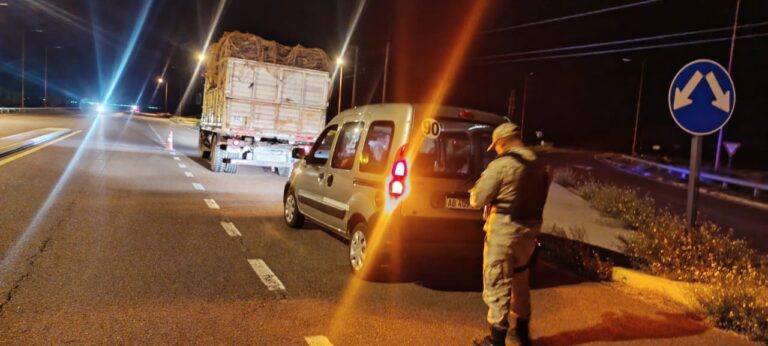 La Brigada Rural de San Antonio Oeste intensificó operativos preventivos en rutas y zonas rurales La Brigada Rural de San Antonio Oeste intensificó operativos preventivos en rutas y zonas rurales