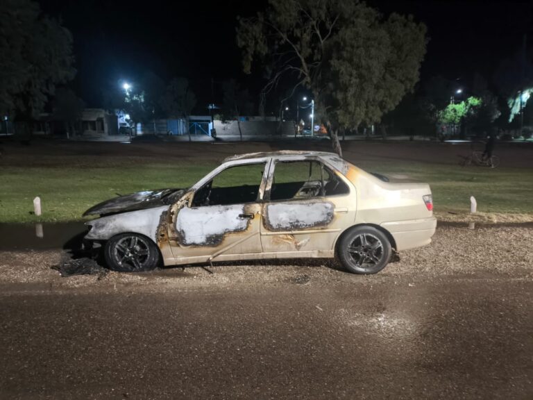 Incendio de vehículo frente a la sede de ANSES en San Antonio Oeste Incendio de vehículo frente a la sede de ANSES en San Antonio Oeste
